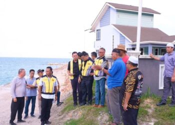 HANAFIAH Mat (empat dari kanan) meninjau keadaan hakisan di Pantai Batu Rakit, Kuala Nerus, Terengganu.