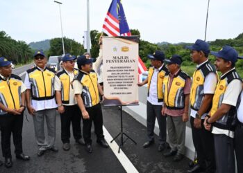 HANAFIAH Mat (tiga dari kanan) melakukan gimik penyerahan projek pembinaan Jambatan Durian Mentangau di Dungun, Terengganu. - UTUSAN/NIK NUR IZZATUL HAZWANI NIK ADNAN