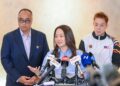 Menteri Belia dan Sukan, Hannah Yeoh (tengah) ketika sidang akhbar pemberian tajaan khas kepada pemenang pingat Sukan Paralimpik Paris 2024 di Menara KBS, Putrajaya hari ini.. - IHSAN FB HANNAH YEOH