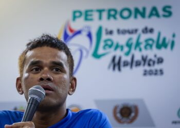 Pelumba Terengganu Cycling Team (TSG), Mohamed Harrif Saleh bercakap kepada media dalam sidang akhbar menjelang perlumbaan peringkat pertama Petronas Le Tour de Langkawi (LTDL) 2025 di Bayview Hotel di sini, hari ini. - UTUSAN/MUHAMAD IQBAL ROSLI