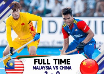 AKSI pemain hoki negara, Syed Syafiq Syed Cholan (kanan) diasak pemain China dalam aksi Super 4 Piala Asia di India, hari ini. - Ihsan Konfederasi Hoki Malaysia