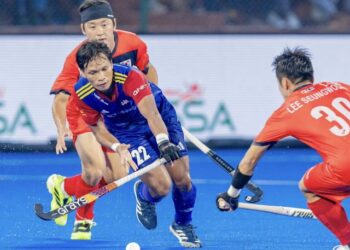 Penyerang Speedy Tigers, Norsyafiq Sumantri cuba melepasi halangan dua pemain Korea Selatan dalam aksi Piala Asia 2025 di India, semalam. - IHSAN KONFEDERASI HOKI MALAYSIA