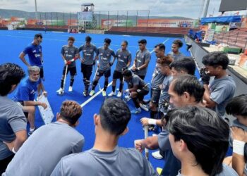 Sarjit Singh bersama anak-anak buahnya dalam sesi latihan di Bihar, India, semalam sebelum meneruskan kempen Piala Asia 2025 menentang China hari ini. - IHSAN KONFEDERASI HOKI MALAYSIA