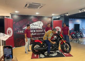 LAI Wai Keat (kiri) bersama barisan pengurusan Indian Motorcycle Malaysia melihat model baharu Scout di Petaling Jaya. - UTUSAN/ZABRY MOHAMAD MADZLAN