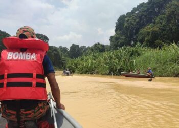 ANGGOTA bomba bersama penduduk mencari seorang pemancing yang dilaporkan hilang selepas terjatuh dari bot di Sungai Kampung Kedaik Lama, Muadzam Shah di Rompin, Pahang.