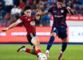 PEMAIN Sabah FC, Dominic Tan (Kiri) menghalang pergerakan penyerang JDT, Bergson Da Silva dalam aski Liga Super di Stadium Sultan Ibrahim-IHSAN JOHOR SOUTHERN TIGERS
