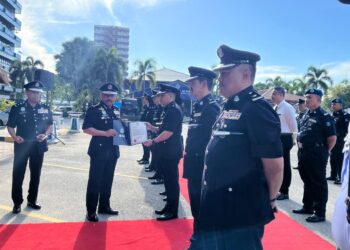 MOHD Yusoff Mamat (tengah) memeriksa barisan pada Perhimpunan Bulanan Ibu pejabat Polis Kontinjen (IPK) Kelantan. -  UTUSAN/ROSMIZAN RESDI