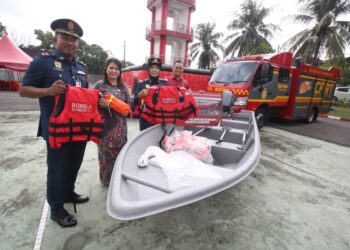 Siti Rohani Nadir (dua, kanan) menunjukkan peralatan dan kelengkapan logistik bomba di Majlis Perhimpunan Bulanan di Balai Bomba dan Penyelamat Johor Jaya, Johor Bahru, hari Ini. - UTUSAN/BAAZLAN IBRAHIM