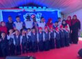ONN HAFIZ GHAZI (tengah) bersama murid Tadika daripada DUN Machap yang akan mewakili Negeri Johor ke pertandingan Coral Speeking Peringkat Kebangsaan ketika hadir merasmikan Program Jelajah Orang Johor (JOJ) Peringkat Dewan Undangan Negeri (DUN) Layang-Layang dan Machap di Pekan Renggam di Kluang hari ini.