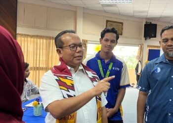 MOHD. Shafry meninjau pendaftaran pelajar baharu pada Program Minggu Mesra Mahasiswa 2025 di UTM Skudai, Johor Bahru.