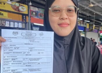 NORHAIDASAFINAH MOHD SAFARI menunjukkan surat daftar kelahiran Ammar Mikael yang dijaganya sejak setahun lalu.