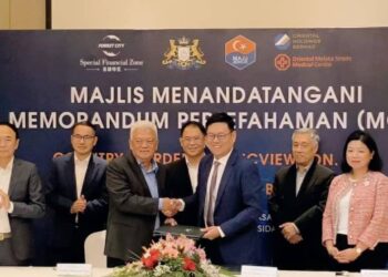 MD. OTHMAN Yusof (dua dari kiri) bertukar dokumen dengan Tan Hui Jing sambil disaksikan oleh Ling Tian Soon (belakang) pada Majlis Menandatangani MoU antara Country Garden Pacificview Sdn. Bhd., dan Oriental Holdings Berhad di Forest City, Iskandar Puteri.