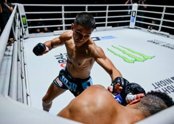 Aksi Johan Ghazali Zulfikar menentang petarung Maghribi, Zakaria El Jamari pada aksi ONE Fight Night 35 di Stadium Lumpinee, Bangkok, Thailand hari ini. - IHSAN ONE CHAMPIONSHIP