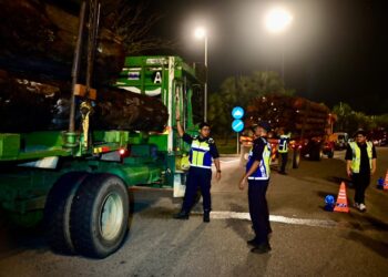 MOHD. Zamri Samion (kiri) memeriksa berat muatan lori semasa Operasi Khas Kenderaan Perdagangan JPJ di Plaza Tol Gemuruh, Kuala Terengganu, Terengganu. - UTUSAN/PUQTRA HAIRRY