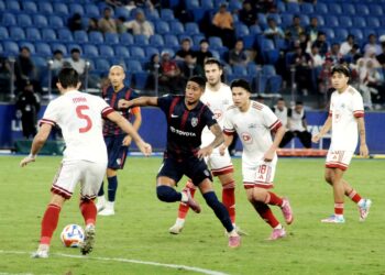 Penyerang JDT Bergson Da Silva dikawal dua pertahanan Bangkok United FC pada Kejohanan Kelab Bola Sepak ASEAN  Piala Shopee  di Stadium Sultan Ibrahim, Iskandar Puteri disini. - UTUSAN/RAJA JAAFAR ALI