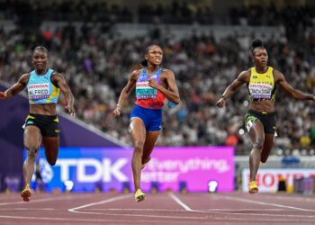 Julien Alfred dari Saint Lucia (kiri), Melissa Jefferson dari Amerika Syarikat (AS), Shericka Jackson dari Jamaica bersaing dalam 100m akhir wanita semasa Kejohanan Olahraga Dunia di Tokyo semalam. - AFP
