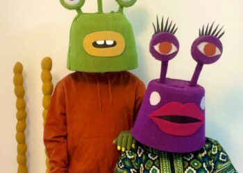 Kakak Alien tampil dengan maskot makhluk asing yang diperbuat daripada bakul pakaian kotor yang dibalut dengan baju T.