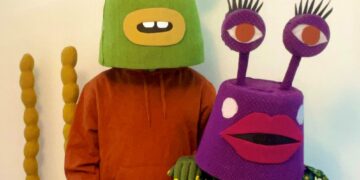 Kakak Alien tampil dengan maskot makhluk asing yang diperbuat daripada bakul pakaian kotor yang dibalut dengan baju T.