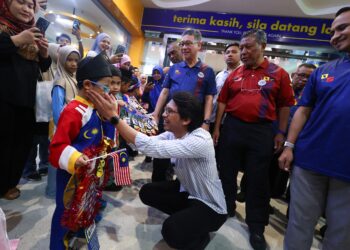 MUHAMMAD Kamil Abdul Munim beramah mesra dengan pengunjung cilik pada Karnival Kita Anak Malaysia (KAMI) 2025 anjuran Pertubuhan Ikram Malaysia (Ikram) di pusat beli-belah Mydin Meru Raya di Ipoh hari ini.  - UTUSAN