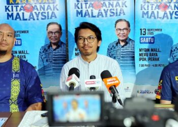 MUHAMMAD Kamil Abdul Munim  (tengah) ketika sidang akhbar selepas merasmikan Karnival Kita Anak Malaysia (KAMI) 2025 anjuran Pertubuhan Ikram Malaysia (Ikram) di pusat beli-belah Mydin Meru Raya di Ipoh hari ini. - UTUSAN