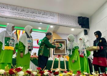 MOHD. Amar Abdullah melakukan gimik pada Majlis Perasmian Muktamar Dewan Muslimat Pas di Kompleks Pas Kedah di Kota Sarang Semut di Alor Setar.