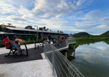 ORANG ramai beriadah di sekitar kolam takungan yang dinaik taraf sebagai kawasan rekreasi di Taman Belimbing, Jitra di Kubang Pasu.