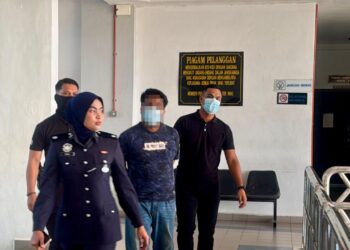 SEORANG peniaga pasar malam dibawa anggota polis selepas berhadapan pertuduhan merogol anak tirinya di Mahkamah Sesyen Sungai Petani.