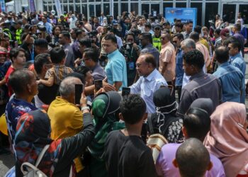 ANWAR Ibrahim tiba di Majlis Perasmian Penutupan Program Madani Rakyat 2025 Kedah di Kompleks Sukan MDB, Kedah. - UTUSAN/SHAHIR NOORDIN
