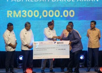 ANWAR Ibrahim menyampaikan peruntukan RM300,000 kepada Persekutuan Penanam-Penanam Padi Kedah di Kompleks Sukan Majlis Daerah Baling, semalam. – UTUSAN/SHAHIR NOORDIN