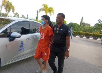 SUSPEK dibawa oleh anggota polis untuk mendapatkan perintah sambung reman di Mahkamah Majistret Sungai Petani.