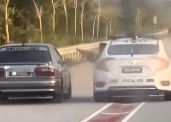 TANGKAP layar video yang tular dalam media sosial memaparkan kereta peronda polis mengejar sebuah Proton Wira di Jalan Bandar Baru Kuala Nerus, Terengganu.