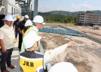 DR. Dzulkefly Ahmad (dua dari kanan) ketika meninjau pembinaan Hospital Kemaman di Bandar Baru Kijal, Kemaman, Terengganu. - PEJABAT MENTERI KESIHATAN