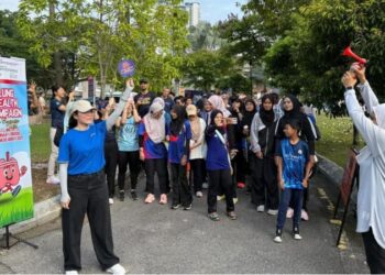 PARA peserta Kempen Kesihatan Paru-Paru menanti untuk memulakan acara larian Walkathon yang dirasmikan oleh Dr. Nurhayati Mohd. Marzuki (kanan) di Taman Rekreasi Pudu Ulu, Cheras, Kuala Lumpur, hari ini.