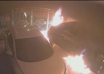 DUA buah kereta musnah selepas dipercayai dibakar seorang wanita dalam kejadian di Taman Sri Permai, Kluang, Johor pada Jumaat lalu.