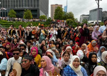 Rakyat pelbagai kaum dan peringkat usia bersama-sama meraikan program Keretapi Sarong di TRX, Kuala Lumpur, hari ini- - UTUSAN/FAQIHAH FAUZI