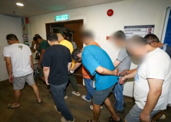 INDIVIDU yang ditahan bagi membantu siasatan berhubung penemuan mayat seorang wanita dalam kenderaan suspek yang menikam dan menembak anggota polis di Simpang Pulai di Ipoh semalam. - UTUSAN/MUHAMAD NAZREEN SYAH MUSTHAFA
