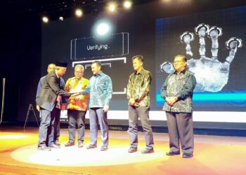 ZAHRUL Hakim Abdullah (tengah) menyempurnakan gimik perasmian Persidangan Perwakilan Kali Ke-27 dan Mesyuarat Exco Kali Ke-132 Kesatuan Kebangsaan Penolong Pegawai Perubatan Semenanjung Malaysia  (KKPPPSM) di Kota Bharu, Kelantan. - UTUSAN/MUSTAQIM MOHAMED