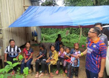 MOHD. Azmawi Fikri Abdul Ghani (kanan) bertanya khabar ibu bapa dan murid di Pos Tohoi yang bersekolah di Sekolah Kebangsaan Tohoi, Gua Musang, Kelantan. MINGGUAN/AIMUNI TUAN LAH.