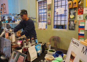 MEOR Mohd Firdaus menunjukkan aksi penghasilan kopi yang ditempah pelanggan dibawah jenamanya Blend Coffee Roaster. – UTUSAN /NUR SHARIEZA ISMAIL