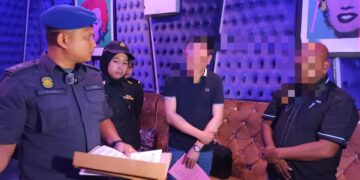 PEGAWAI KPDN Perak ketika operasi serbuan di pusat hiburan yang yang disyaki melanggar hak cipta karya berdaftar yang digunakan tanpa kebenaran bagi tujuan komersial di Ipoh semalam. - IHSAN KPDN