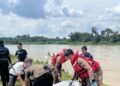 ANGGOTA bomba menaikkan mayat lelaki yang dilaporkan hilang selepas mandi di Sungai Perak dekat Lambor Kiri, Parit hari ini.