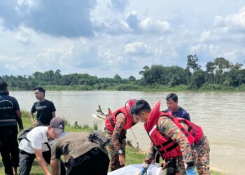 ANGGOTA bomba menaikkan mayat lelaki yang dilaporkan hilang selepas mandi di Sungai Perak dekat Lambor Kiri, Parit hari ini.