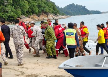 JASAD mangsa lemas yang ditemukan di perairan Pulau Pangkor dibawa ke Pantai Teluk Batik, di Lumut petang tadi.