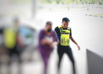 SUSPEK semasa dibawa polis untuk mendapat perintah reman di Mahkamah Majistret Pasir Mas, Kelantan. - UTUSAN/KAMARUL BISMI KAMARUZAMAN