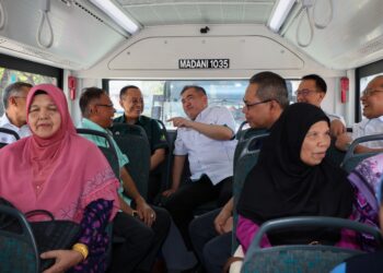 ANTHONY Loke (tengah) semasa menaiki Bas.My pada Majlis Pelancaran Program Transformasi Perkhidmatan Bas Berhenti-Henti Bas.My di Kuala Terengganu, Terengganu. - UTUSAN/PUQTRA HAIRRY