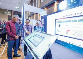 WAN Ahmad Dahlan Abdul Aziz (kiri) diberi penerangan tentang Dashboard H.E.M.A.T pada Program Bicara Aspirasi H.E.M.A.T. Inovasi Memacu Reformasi, di Institut Tadbiran Awam Negara (INTAN), Kuala Lumpur, semalam. UTUSAN/SHIDDIEQIIN ZON