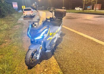 KEADAAN motosikal ditunggang mangsa yang terlibat kemalangan maut di Kilometer 29 Jalan Kuala Terengganu-Kuala Berang, Terengganu.