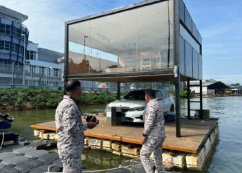 SEBUAH kereta yang diletakkan di atas platform terapung dirampas Maritim Malaysia Negeri Terengganu selepas dipercayai digunakan untuk penggambaran seorang pempengaruh media sosial berhampiran Pulau Bidong, Terengganu, semalam. -IHSAN MARITIM MALAYSIA