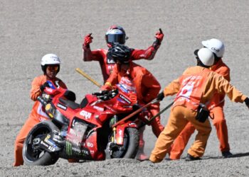 Pelumba Ducati, Marc Marquez dari Sepanyol dibantu oleh barisan marshal semasa sesi latihan bebas MotoGP Grand Prix Jepun di Mobility Resort Motegi, hari ini. - AFP