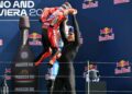 Pelumba MotoGP Sepanyol Ducati Lenovo Team, Marc Marquez memegang sut perlumbaannya ketika meraikan kemenangannya di atas podium pada penghujung Grand Prix (GP) Moto GP San Marino di Litar Dunia Misano Marco Simoncelli, di Misano Adriatico, Itali, semalam. - AFP